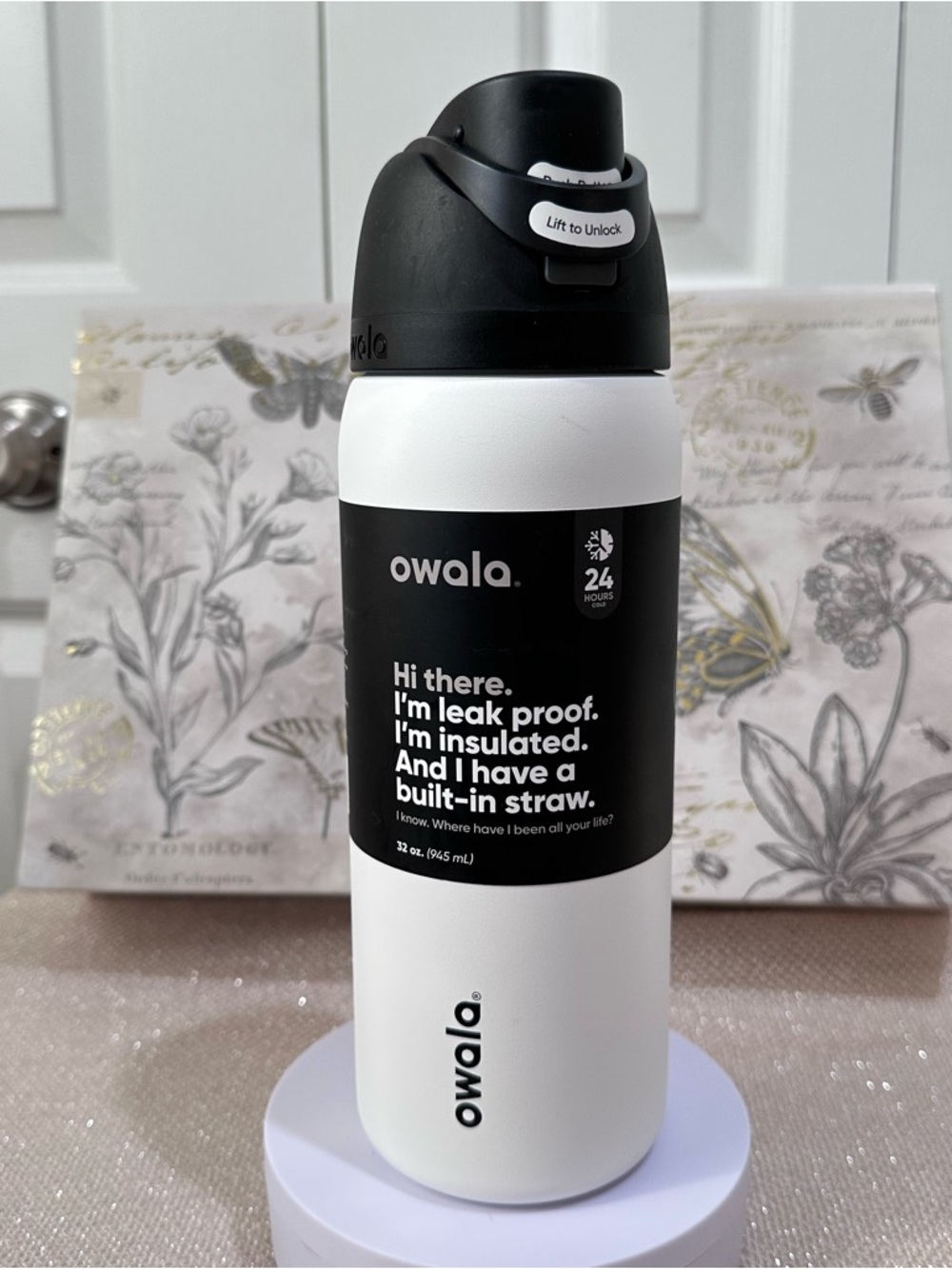 Owala Sleek 32 oz FreeSip White and Black Stainless Steel Insulated Water Bottle